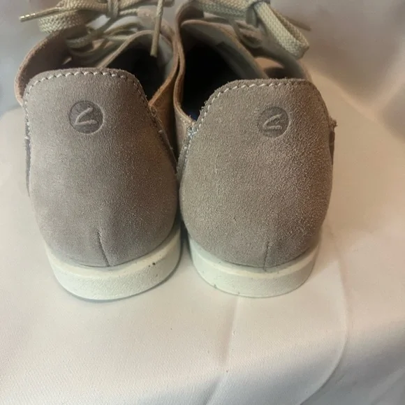 Clarks Tan Leather Loafers Slip-Ons with Moc-Toe Design - Picture 4 of 6